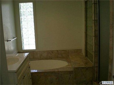 Spa tub ans Stand Up shower in main floor master b