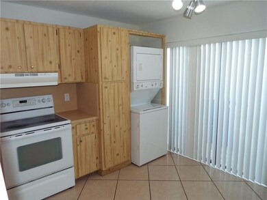 Light & bright kitchen w/washer & dryer & glass do