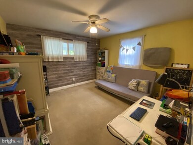 866 Bobwhite Ln, Secane, PA 19018 - photo 7