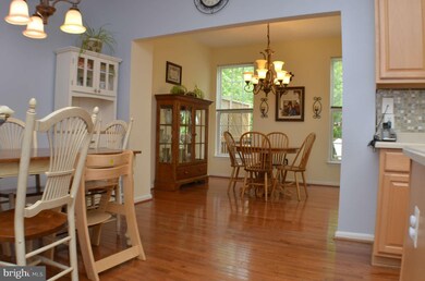 13098 Park Crescent Cir, Herndon, VA 20171 - photo 3