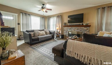 511 Decatur St, Lincoln, IL 62656 - photo 2