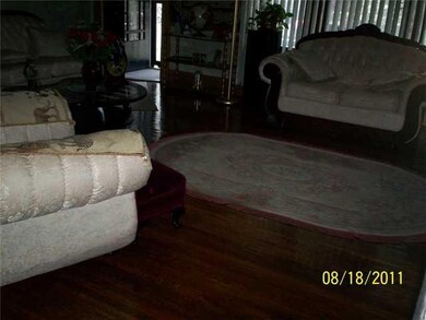 Living Room BEAUTIFUL HARDWOOD FLOORS