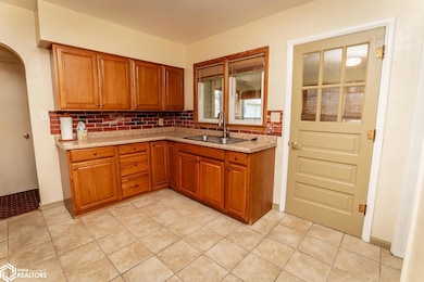 1411 S Center St, Marshalltown, IA 50158 - photo 3