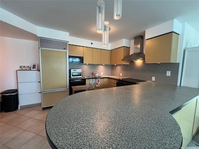 Ample kitchen with major appliances - range/oven,