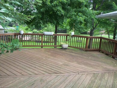 21 x 20 deck overlooking fenced backyard