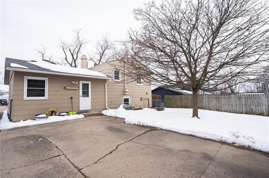 3514 E 39th Ct, Des Moines, IA 50317 - photo 5