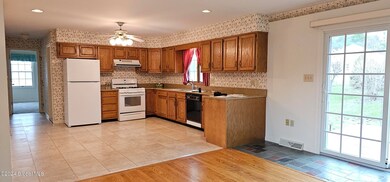 18 Guilder Ln, Glenmont, NY 12077 - photo 2