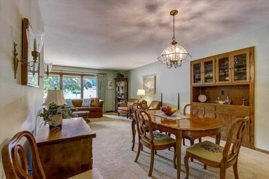 1235 Hawthorne Ridge Dr, Brookfield, WI 53045 - photo 4