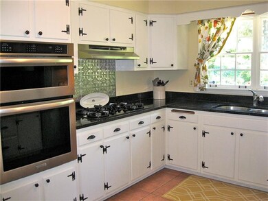Kitchen with granite coutertops and plenty of stor