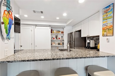 Completely renovated throughout. This bright kitch