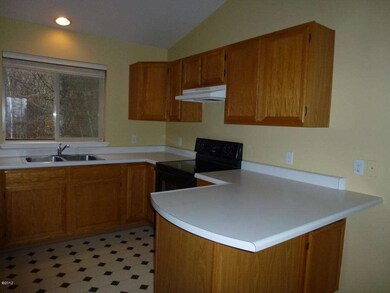 Kitchen & Bar Area