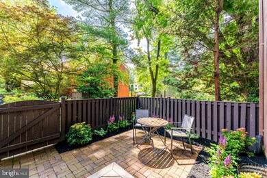 10909 Knights Bridge Ct, Reston, VA 20190 - photo 4