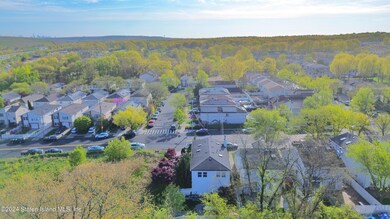 556 Winant Ave, Staten Island, NY 10309 - photo 4