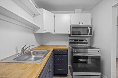 3812 Country Club Rd unit D, Winston Salem, NC 27104 - photo 5