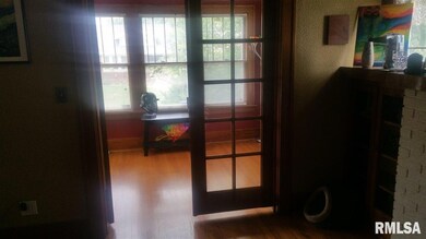 1017 W 16th St, Davenport, IA 52804 - photo 2