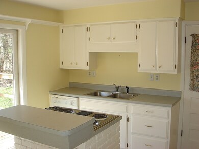912 Kitchen SW