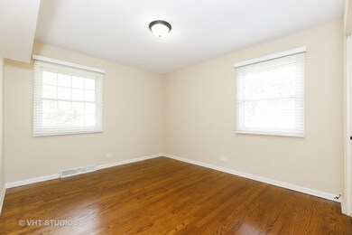 560 Spruce Dr, Naperville, IL 60540 - photo 2