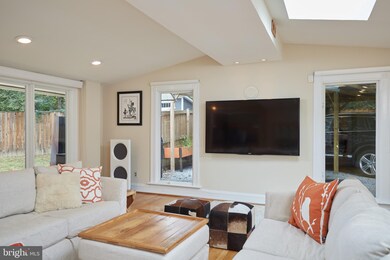 8903 Charred Oak Dr, Bethesda, MD 20817 - photo 5