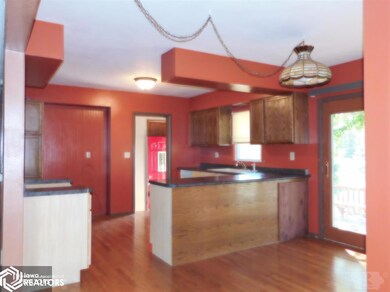 121 S 8th Ave W, Newton, IA 50208 - photo 4