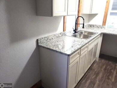 1006 N 6th Ave E, Newton, IA 50208 - photo 4