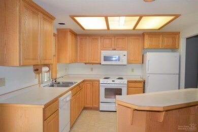 21181 Cultus Mountain Ct, Bend, OR 97702 - photo 3