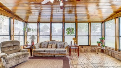 All weather room with lots of natural light! Cozy