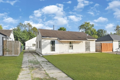 7659 Greenstone St, Houston, TX 77087 - photo 2