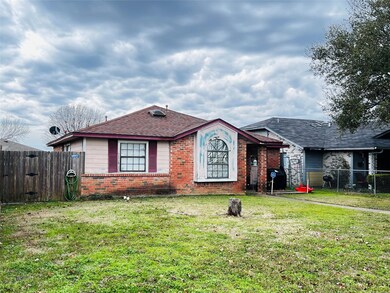 Ranch-style house featuring a front yard
