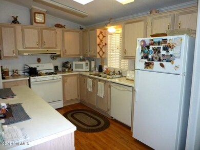 KItchen w/ Breakfast Bar/Island