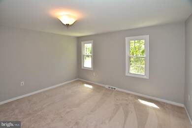 2121 Thomas View Rd, Reston, VA 20191 - photo 3