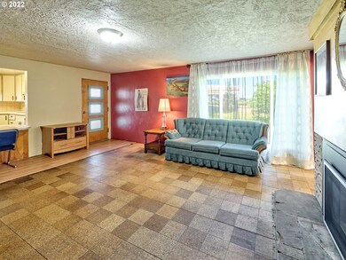 Living Room/Entrance