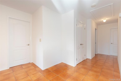 69 Veltri Ln unit 2, Yonkers, NY 10704 - photo 2