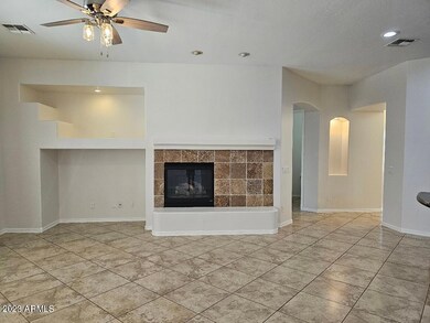 Greatroom w fireplace