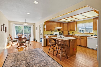 Kitchen & Dining Area