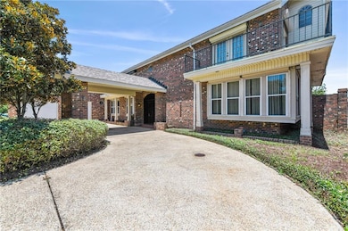 Semicircular drive, 2 car garage and additional pa