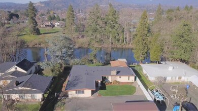 1301 Daisy Ln, Grants Pass, OR 97527 - photo 2