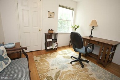 5818 Inman Park Cir unit 210, Rockville, MD 20852 - photo 2