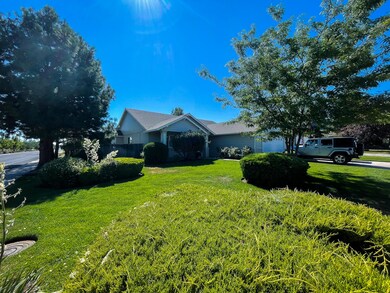 1910 SW 37th St, Redmond, OR 97756 - photo 2