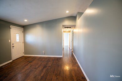 136 Pecos Cir, Carpentersville, IL 60110 - photo 4