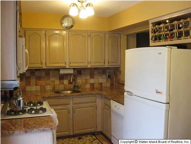 35 Croft Ct, Staten Island, NY 10306 - photo 4