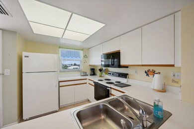 07_801CollierBlvdN404_5_Kitchen_HiRes
