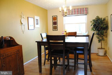 12820 Awbrey Ct, Herndon, VA 20171 - photo 4