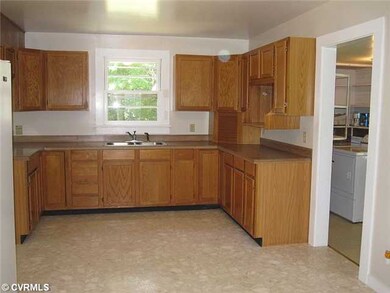 Kitchen - Spacious country kitchen with original u