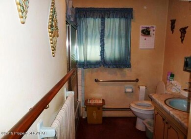 661 Ledge Hill Dr, Falls, PA 18615 - photo 4