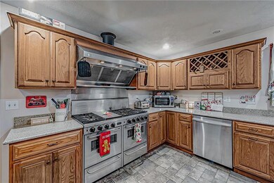 Great Double Stove & Oven makes great Chefs Kitchen!