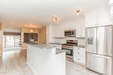 Gorgeous New Eat-In-Kitchen