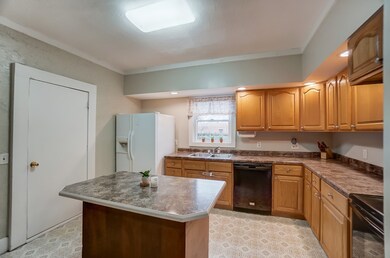 323 W 5th St, Auburn, IN 46706 - photo 6