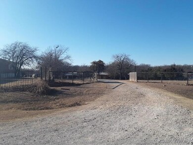 211 Briar Oaks Dr, Azle, TX 76020 - photo 4