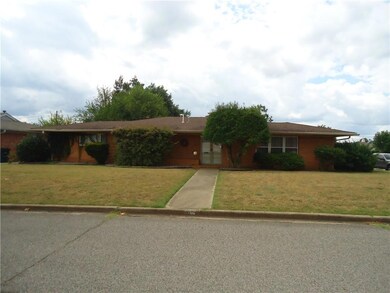 207 E Elizabeth St, Shawnee, OK 74804 - photo 2
