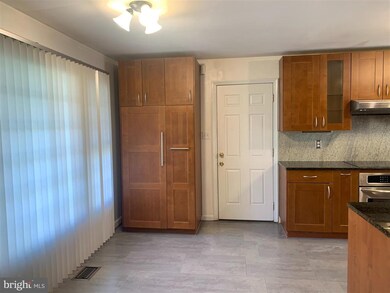 8513 Tysons Ct, Vienna, VA 22182 - photo 7